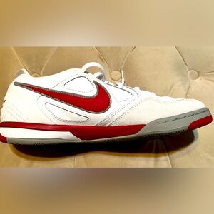 Nike, size 9, men’s shoes - perfect condition!